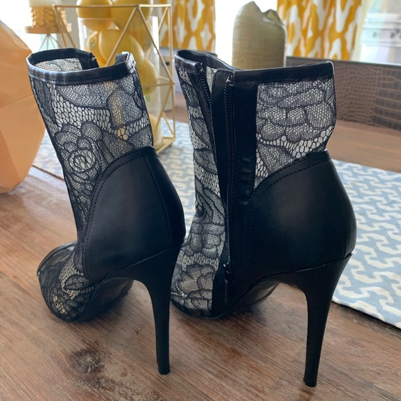 High heel with lace - Picture 2 of 3